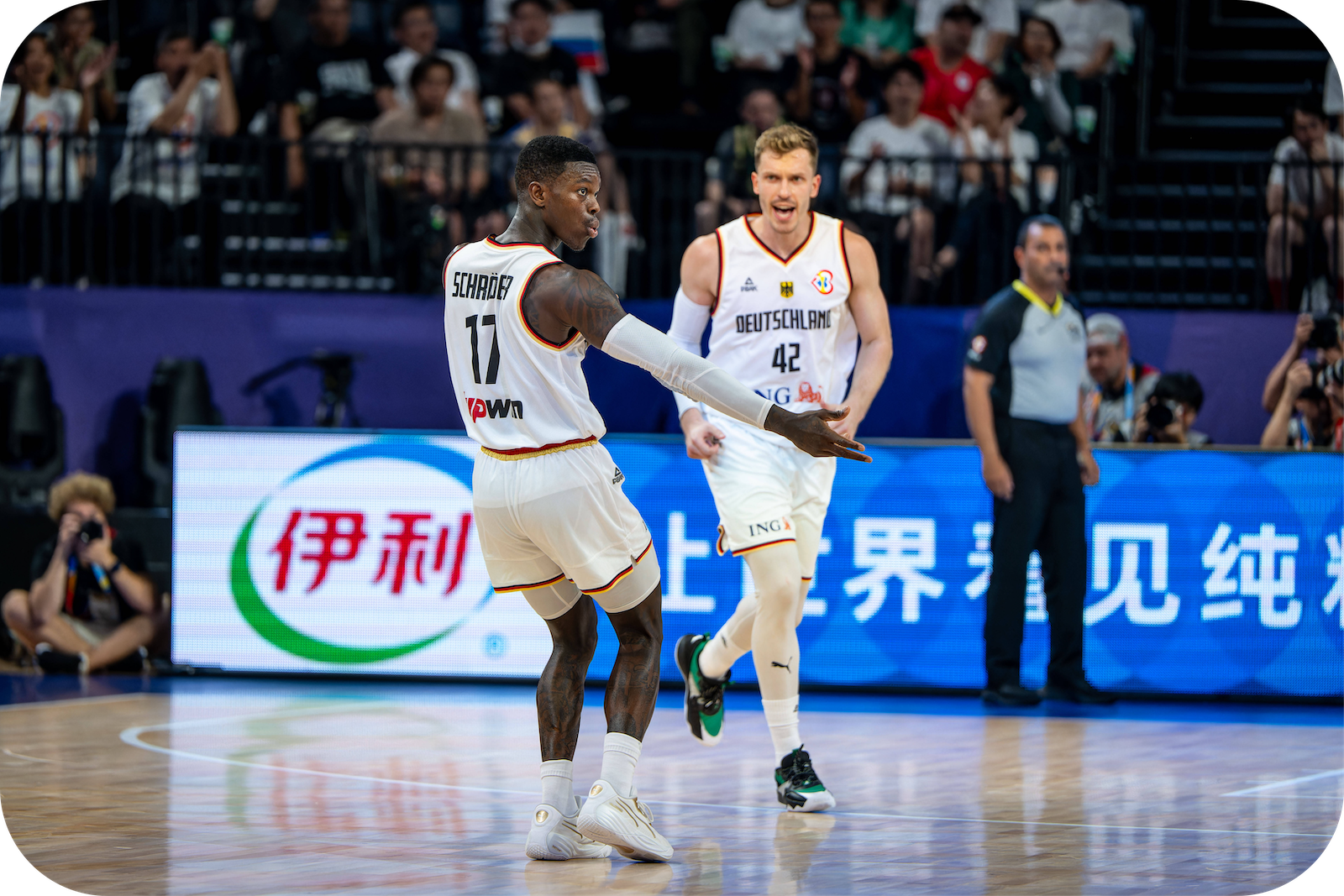 Dennis Schröder und Andreas Obst jubeln energisch während dem Finalspiel der Weltmeisterschaft 2023.